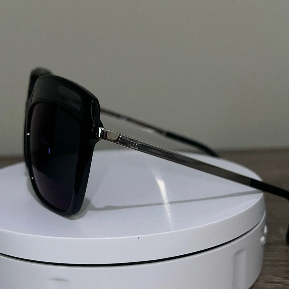 CHANEL 5378 NWOT Square Sunglasses with Grey/Blue Mirror lenses.